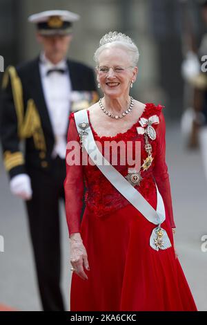 Stockholm, Schweden 20150613. Hochzeit zwischen Prinz Carl Philip und Sofia Hellqvist. Königin Margrethe von Dänemark kommt zur Hochzeit des Prinzen in einem roten Kleid in die Königliche Kapelle im Königspalast. Foto: Jon Olav Nesvold / NTB scanpix Stockfoto