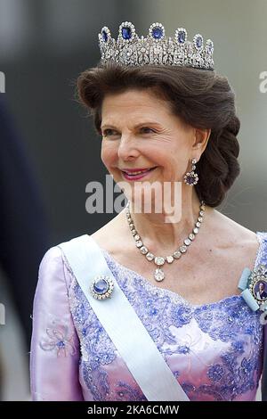 STOCKHOLM, SCHWEDEN 20150613. Hochzeit zwischen Prinz Carl Philip und Sofia Hellqvist. Königin Silvia von Schweden kommt nach der Zeremonie während der samstags Prinzenhochzeit in die Königliche Kapelle im Königspalast. Die Königin trägt den Leuchtenberg Sapphire Parure Tiara und ein lila/blaues Kleid. Foto: Jon Olav Nesvold / NTB scanpix Stockfoto