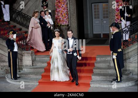 STOCKHOLM, SCHWEDEN 20150613. Hochzeit zwischen Prinz Carl Philip und Sofia Hellqvist. Kronprinzessin Victoria und Prinz Daniel verlassen die Königliche Kapelle im Königlichen Palast in Stockholm während der Prinzenhochzeit am Samstag. Die Kronprinzessin trägt ein Kleid von H&M und die Connaught Diamond Tiara Foto: Jon Olav Nesvold / NTB scanpix Stockfoto