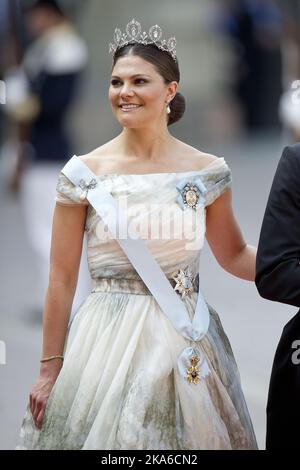 STOCKHOLM, SCHWEDEN 20150613. Hochzeit zwischen Prinz Carl Philip und Sofia Hellqvist. Kronprinzessin Victoria trifft in der Königlichen Kapelle im Königlichen Palast in Stockholm ein, um an der Prinzenhochzeit am Samstag teilzunehmen. Die Kronprinzessin trägt ein Kleid von H&M und die Connaught Diamond Tiara Foto: Jon Olav Nesvold / NTB scanpix Stockfoto