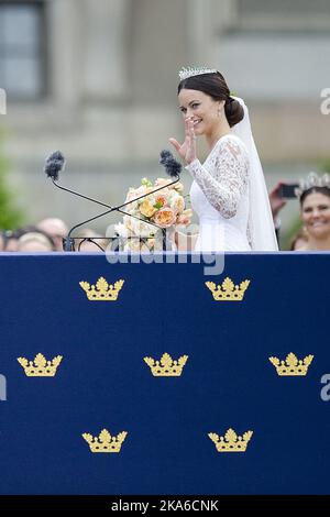 STOCKHOLM, SCHWEDEN 20150613. Hochzeit zwischen Prinz Carl Philip und Sofia Hellqvist. Die frisch vermählte Braut Prinzessin Sofia winkte der Menge vor dem Königlichen Palast in Stockholm während der Prinz-Hochzeit am Samstag zu. Foto: Jon Olav Nesvold / NTB scanpix Stockfoto