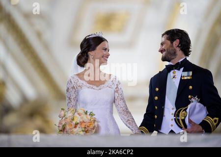 STOCKHOLM, SCHWEDEN 20150613. Hochzeit zwischen Prinz Carl Philip und Sofia Hellqvist. Die frisch verheiratete Braut und der Bräutigam verlassen die Königliche Kapelle während der Prinz-Hochzeit am Samstag. Foto: Jon Olav Nesvold / NTB scanpix Stockfoto