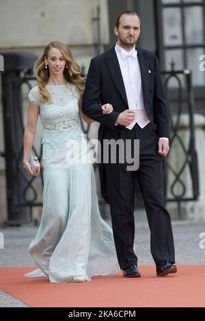 STOCKHOLM, SCHWEDEN 20150613. Hochzeit zwischen Prinz Carl Philip und Sofia Hellqvist. Sara Hellqvist und Oskar Bergman kommen in der Raoyal-Kapelle in Stockholm an, um an der Prinzenhochzeit am Samstag teilzunehmen. Foto: Jon Olav Nesvold / NTB scanpix Stockfoto