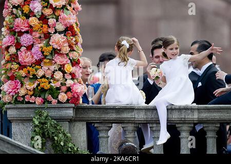 STOCKHOLM, SCHWEDEN 20150613. Hochzeit zwischen Prinz Carl Philip und Sofia Hellqvist. Zwei der Brautjungfern vor dem Königlichen Palast in Stockholm während der samstags Prinzenhochzeit. Foto: Jon Olav Nesvold / NTB scanpix Stockfoto