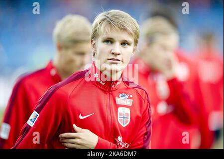 Drammen 20150907. Norges Martin Oedegaard wärmt sich vor dem EM-Qualifikationsspiel im Fußball für U21 Nationalmannschaften zwischen Norwegen und England im Marienlyst Stadium auf. Foto: Jon Olav Nesvold / NTB scanpix Stockfoto