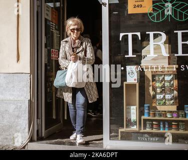 Belgrad, Serbien, 18. Oktober 2022: Frau verlässt einen Laden mit einer Tasche Stockfoto