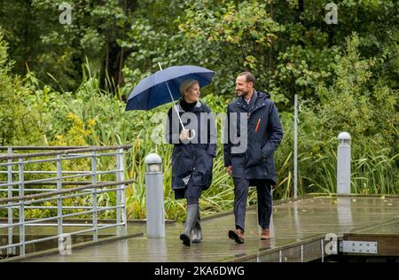 Kolbotn 20150915. Kronprinz Haakon und Kronprinzessin Mette-Marit besuchen Kolbotn während der Paartour durch Akershus County am Dienstag. Foto: Vegard Wivestad Grott / NTB scanpix Stockfoto