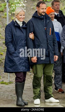 Kolbotn 20150915. Kronprinz Haakon und Kronprinzessin Mette-Marit sehen sich während der Paartour durch Akershus County am Dienstag eine Tanzvorstellung im Pyramid Skatepark an. Foto: Vegard Wivestad Grott / NTB scanpix Stockfoto