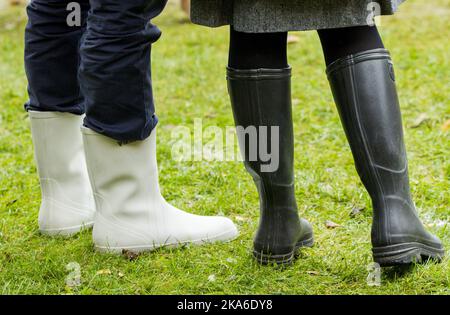 Fetsund, Norwegen 20150916. Nahaufnahme von Gummistiefeln, die Kronprinz Haakon und Kronprinzessin Mette-Marit beim Besuch von Fetsund Lenser während der Paartour durch Akershus County am Mittwoch getragen haben. Foto: Vegard Wivestad Grott / NTB scanpix Stockfoto