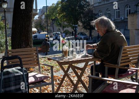 Belgrad, Serbien, 18. Okt 2022: Ein Mann sitzt in einem Bistro und hat Kaffee getrunken Stockfoto