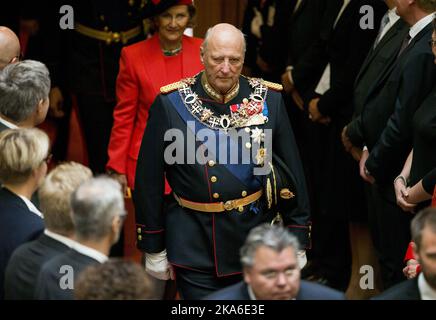 Oslo, Norwegen 20151002. Das "Stortinget" des norwegischen Parlaments wird 2015 eröffnet: HM-König Harald und HM-Königin Sonja verlassen am Freitag die offizielle Eröffnung des "Storting" 160.. Foto: Vegard Wivestad Grott / NTB scanpix Stockfoto