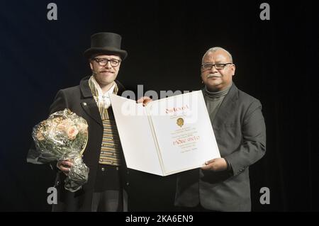 Bergen, Norwegen 20151101. 2015 Rafto-Preisträger Ismael Moreno Coto, bekannt als „Padre Melo“ aus Honduras. Hier mit Ausschussleiter Martin Paulsen (links) am Sonntagabend im Nationaltheater. Der Preis wird jährlich von der Rafto-Stiftung für Menschenrechte verliehen, die in der humanistischen Tradition der Helsinki-Abkommen gegründet wurde, um die grundlegenden Menschenrechte der geistigen und politischen Freiheit zu fördern Foto: Marit Hommedal / NTB scanpix Foto: Marit Hommedaille / NTB scanpix [LANUAGESEPARATOR] Bergen 20151101. 2015 Raftopris-Venner, Padre Melo Fra Honduras blir overrakt prisen Stockfoto