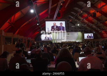 PARIS, FRANKREICH 20151209. Bilderserie auf dem Weg von pleumsalen. Video-Bildschirme mit dem Bild des französischen Außenministers und Präsidenten von COP21, Laurent Fabius, während er Entwürfe des neuen Abkommens im Rahmen der UN-Klimakonferenz COP21 in Paris 2015 vorstellt. Foto: Berit Roald / NTB scanpix Stockfoto