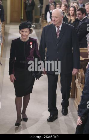 Oslo 20160117. An diesem Wochenende begehen ihre Majestäten König Harald und Königin Sonja den 25.. Jahrestag ihrer Thronbesteigung in Norwegen. Königin Sonja und König Harald von Norwegen in der Königlichen Kapelle. POOL Foto: Lise Aaserud / NTB scanpix Stockfoto