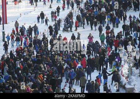 Oslo, Norwegen 20160117. An diesem Wochenende begehen ihre Majestäten König Harald und Königin Sonja den 25.. Jahrestag ihrer Thronbesteigung in Norwegen. Die königliche Familie nimmt an den Winterspielen auf dem Palastplatz Teil. Foto: Lise Aaserud / NTB scanpix Stockfoto