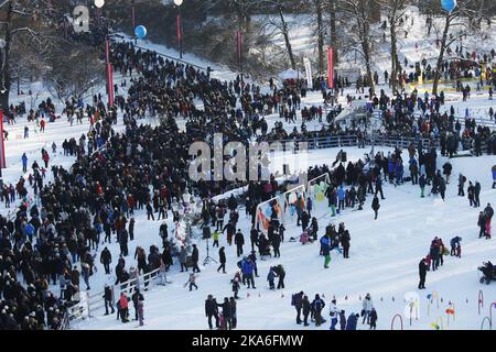 Oslo, Norwegen 20160117. An diesem Wochenende begehen ihre Majestäten König Harald und Königin Sonja den 25.. Jahrestag ihrer Thronbesteigung in Norwegen. Die königliche Familie nimmt an den Winterspielen auf dem Palastplatz Teil. Foto: Lise Aaserud / NTB scanpix Stockfoto