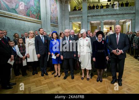 Oslo, Norwegen 20160117. An diesem Wochenende begehen ihre Majestäten König Harald und Königin Sonja den 25.. Jahrestag ihrer Thronbesteigung in Norwegen. Royals treffen die Gala-Show in der Universitätshalle ein. Von rechts: König Harald, Königin Sonja, Königin Margrethe von Dänemark, König Carl Gustaf von Schweden, Königin Silvia von Schweden, Kronprinz Haakon, Kronprinzessin Mette-Marit, Prinzessin Ingrid Alexandra, Prinz Sverre Magnus und Marius Borg Hoiby Foto: Vegard Wivelstad Grott / NTB scanpix Stockfoto