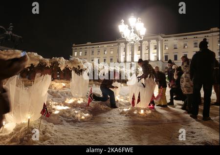 Oslo, Norwegen 20160117. An diesem Wochenende begehen ihre Majestäten König Harald und Königin Sonja den 25.. Jahrestag ihrer Thronbesteigung in Norwegen. Der Palastplatz ist mit Kerzen gefüllt. Foto: Lise Aaserud / NTB scanpix Stockfoto