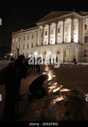 Oslo, Norwegen 20160117. An diesem Wochenende begehen ihre Majestäten König Harald und Königin Sonja den 25.. Jahrestag ihrer Thronbesteigung in Norwegen. Der Palastplatz ist mit Kerzen gefüllt. Foto: Lise Aaserud / NTB scanpix Stockfoto