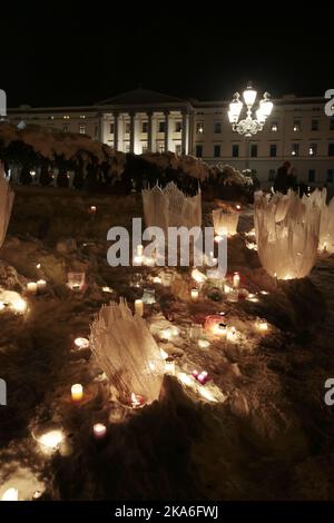 Oslo, Norwegen 20160117. An diesem Wochenende begehen ihre Majestäten König Harald und Königin Sonja den 25.. Jahrestag ihrer Thronbesteigung in Norwegen. Der Palastplatz ist mit Kerzen gefüllt. Foto: Lise Aaserud / NTB scanpix Stockfoto