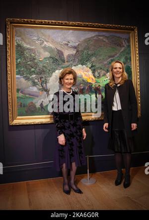 London, Großbritannien 20160203. Königin Sonja eröffnet eine Ausstellung des norwegischen Malers Nikolai Astrup (1880-1928) in der Dulwich Gallary in London. Hier abgebildet mit Kulturministerin Linda Hofstad Helleland (rechts) Foto: Nina E. Rangoy / NTB scanpix Stockfoto