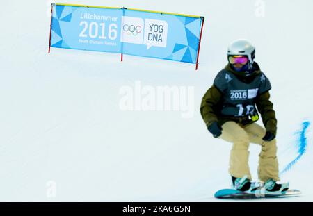 Oslo, Norwegen 20160214. Olympische Jugendspiele 2016 in Lillehammer. Ein Athlet in Aktion während der Halfpipe-Snowboard-Finales im Oslo Vinterpark. Foto: Vegard Wivestad Grott / NTB scanpix Stockfoto