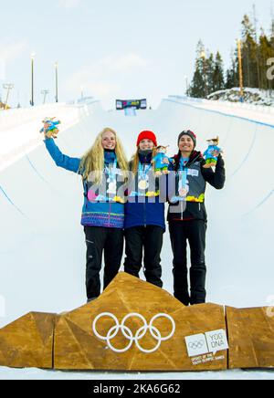 Oslo, Norwegen 20160214. Olympische Jugendspiele in Lillehammer 2016. Madison Rowlands aus Großbritannien gewann Halfpipe Freestyle in Oslo Vinterpark. Paula Cooper aus den USA wurde Zweiter, Lara Wolf aus Österreich (rechts) Dritter. Foto: Vegard Wivestad Grott / NTB scanpix Stockfoto