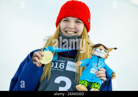 Oslo, Norwegen 20160214. Olympische Jugendspiele in Lillehammer 2016. Madison Rowlands aus Großbritannien gewann Halfpipe Freestyle in Oslo Vinterpark. Foto: Vegard Wivestad Grott / NTB scanpix Stockfoto