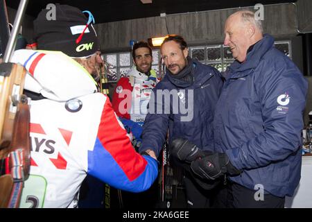 Oslo, Norwegen 20160303. Biathlon-Meisterschaft in Oslo 2016. Das französische Team AnaÃ¯s Bescond, Marie Dorin Habert, Quentin Fillon Maillet und Martin Fourcade treffen am Donnerstag auf König Harald und Kronprinz Haakon nach ihrem Sieg im Mixed-Staffelrennen bei der Biathlon-Weltmeisterschaft in Holmenkollen. POOL Foto: Hakon Mosvold Larsen / NTB scanpix Stockfoto