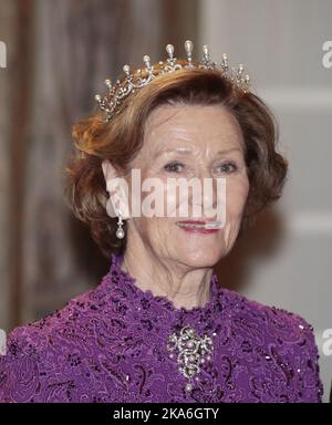 ROM, ITALIEN 20160406. Norwegischer Staatsbesuch in Italien. König Harald und Königin Sonja (im Bild) treffen den Palazzo del Quirinale und das Staatsessen mit Präsident Sergio Mattarella ein. POOL Foto: Lise Aaserud / NTB scanpix Stockfoto