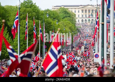 Die Parade der Kinder geht die Hauptstraße Karl Johan i Oslo im Stadtzentrum entlang, während der Feierlichkeiten zum Nationalfeiertag in Norwegen, 17. Mai 2016. Foto von Audun Braastad / NTB scanpix Stockfoto