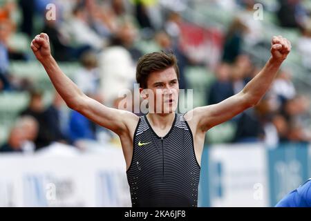 Oslo, Norwegen 20160609. Leichtathletik, IAAF Diamond League, Bislett Games 2016: Jakob Ingebrigtsen heben seine Arme nach 1500m Männern während der Bislett Games im Bislett Stadium am Donnerstagabend. Foto: Heiko Junge / NTB scanpix Stockfoto