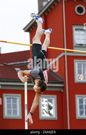 Oslo, Norwegen 20160609. Leichtathletik, die IAAF Diamond League, Bislett Games 2016: French Renaud Lavillenie während des Stabhochsprungs, Donnerstagabend. Foto: Heiko Junge / NTB scanpix Stockfoto