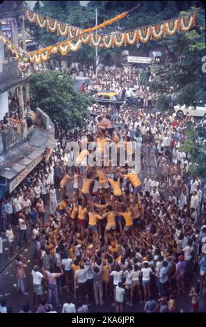 Auch bekannt als Krishna Janmashtami und Gokulashtami, wird dieser Tag gefeiert, um der Geburt von Lord Krishna zu gedenken. Den Legenden zufolge wurde Lord Krishna, der achte Sohn Devkis, am 8.. Tag der dunklen vierzehn Tage des Monats Bhadrapada (August-September) geboren. Stockfoto