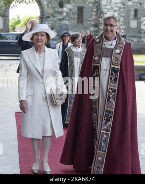 Trondheim, Norwegen 20160623.Königin Sonja und Bischof Tor Singsaas nehmen am Donnerstag an einem Gottesdienst im Nidarosdomen (Nidaros-Kathedrale) Teil, in dem die 25-jährige Thronbesteigung des Königspaares gefeiert wird. Foto: NED Alley / NTB scanpix Stockfoto