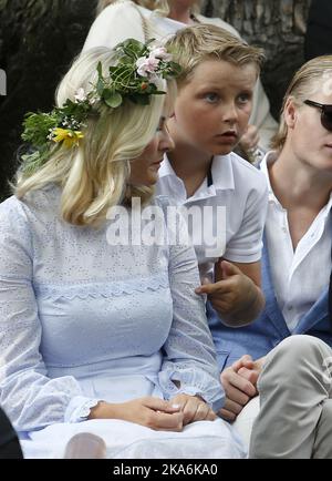 TRONDHEIM, Norwegen 20160623. Kronprinzessin Mette-Marit und ihr Sohn Prinz Sverre Magnus beim Gartenfest in Stiftsgaarden (der königlichen Residenz in Trondheim) während der 25-jährigen Thronfeier des Königspaares am Donnerstag. Foto: Lise Aaserud / NTB scanpix Stockfoto