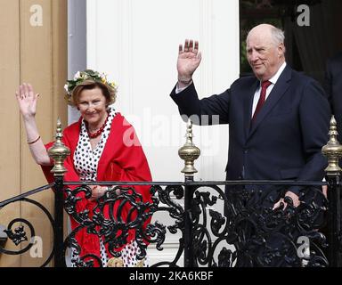 TRONDHEIM, Norwegen 20160623. Königin Sonja und König Harald verlassen am Donnerstag das Gartenfest im Stiftsgaarden (der königlichen Residenz in Trondheim) während der 25-jährigen Thronfeier des Königspaares. Foto: Lise Aaserud / NTB scanpix Stockfoto