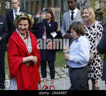 TRONDHEIM, Norwegen 20160623. Königin Sonja begrüßt Noah Helmersen Arnoy am Donnerstag beim Gartenfest im Stiftsgaarden (der königlichen Residenz in Trondheim) während der 25-jährigen Thronfeier des Königspaares. Foto: Lise Aaserud / NTB scanpix Stockfoto