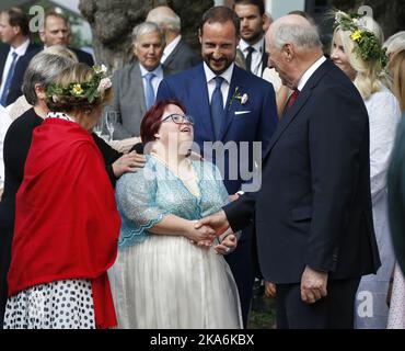 TRONDHEIM, Norwegen 20160623. Königin Sonja und König Harald begrüßen die Gäste beim Gartenfest im Stiftsgaarden (der königlichen Residenz in Trondheim) während der 25-jährigen Thronfeier des Königspaares am Donnerstag. Foto: Lise Aaserud / NTB scanpix Stockfoto