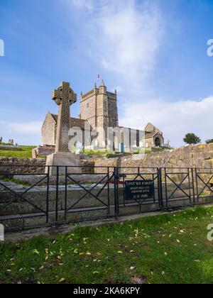 Das Kriegsdenkmal und die Alte Kirche von St. Nichola in Uphill, Weston-super-Mare, North Somerset, England. Stockfoto