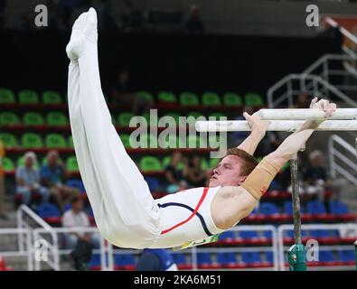 RIO DE JANEIRO, BRASILIEN 20160806. Olympische Sommerspiele in Rio 2016. Stian Skjerahaug an den Parallelbarren während der Qualifikation in der Gymnastik in der Olympiaarena von Rio am Samstag. Foto: Erik Johansen / NTB scanpix Stockfoto