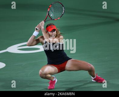 RIO DE JANEIRO, BRASILIEN 20160809. Olympische Sommerspiele in Rio 2016. Die Französin Alize Cornet in Aktion während des Tennisspieles gegen die Amerikanerin Serena Williams bei den Olympischen Spielen in Rio am Montagabend zur norwegischen Zeit. Foto: Erik Johansen / NTB scanpix Stockfoto