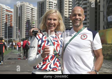 Rio de Janeiro, Brasilien 20160811. Olympische Sommerspiele in Rio 2016. Die norwegische Ärztin Anne Froholdt und die Physiotherapeutin Trond Viggo Sjoebakk. Foto: Vidar Ruud / NTB scanpix Stockfoto