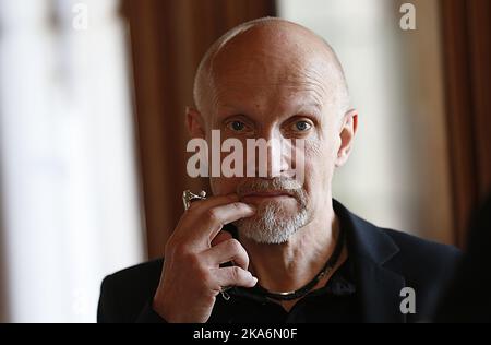 Bergen, Norwegen 20160823. Queen Sonja Print Award (QSPA) in Bergen. Bilder: Das Buch 'Grafikkens vinger' (Graphics Wings), das über die Zusammenarbeit und Bilder von Königin Sonja und Magne Furuholmen und über die Stiftung und den diesjährigen Gewinner Lars Saabye Christensen (im Bild) handelt, hat die beiden Künstler über mehrere Tage hinweg eng begleitet. Foto: Rolf Oehman / Aftenposten / NTB scanpix Stockfoto