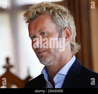 Bergen, Norwegen 20160823. Queen Sonja Print Award (QSPA) in Bergen. Bilder: Das Buch 'Grafikkens vinger' (Graphics Wings), das über die Zusammenarbeit und Bilder von Königin Sonja und Magne Furuholmen (im Bild) und über die Stiftung und den diesjährigen Gewinner Lars Saabye Christensen handelt, hat die beiden Künstler über mehrere Tage hinweg eng begleitet. Foto: Rolf Oehman / Aftenposten / NTB scanpix Stockfoto