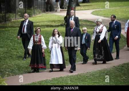 Oslo, Norwegen 20160901. Ihre Majestäten, der König und die Königin, veranstalten eine Gartenparty für 1 500 Gäste im Palace Park. König Harald (Mitte) und Königin Sonja (links) gehen mit Kronprinz Haakon (rechts), Kronprinzessin Mette-Marit (2. rechts) und den Enkelkindern Prinzessin Ingrid Alexandra und Prinz Sverre Magnus. Die Königin, die Kronprinzessin und die Prinzessin tragen Nationalkostüme aus verschiedenen Teilen Norwegens. Foto: Lise Aaserud / NTB scanpix Stockfoto