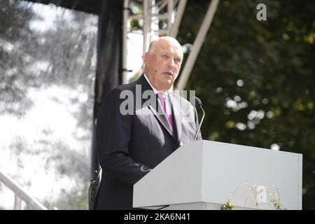 Oslo, Norwegen 20160901. Ihre Majestäten, der König und die Königin, veranstalten eine Gartenparty für 1 500 Gäste im Palace Park. König Harald spricht zu den Gästen. Foto: Lise Aaserud / NTB scanpix Stockfoto