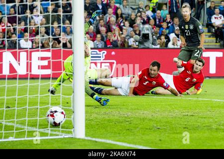 Oslo 20160904. WM-Qualifikationsspieler Männer: Norwegen-Deutschland. Joshua Kimmich erzielt beim WM-Qualifikationsspiel zwischen Norwegen und Deutschland im Ullevaal Stadium das zweite Tor Deutschlands hinter Norwegens Torwart Rune jarstein. Sogar Hovland und Havard Nordtveit (rechts) kommen zu spät und sehen den Ball ins Tor. Foto: Vegard Wivestad GrÃ¸tt / NTB scanpix Stockfoto