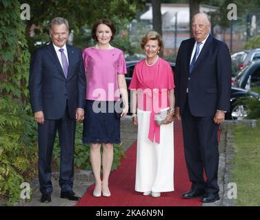 HELSINKI, FINNLAND 20160907. Staatsbesuch Finnland 2016. König Harald V. von Norwegen (rechts) und Königin Sonja (2. rechts) halten ein Abendessen im Hilton Hotel ab und begrüßen den finnischen Präsidenten Niinisto (links) und seine Frau Jenni Haukio (2. links) während des Staatsbesuchs in Finnland am Mittwoch in Helsinki. Foto: Lise Aaserud / NTB scanpix Stockfoto