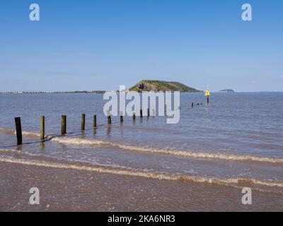 Der Strand bei Flut bergauf mit Brean Down Beyond, North Somerset, England. Stockfoto